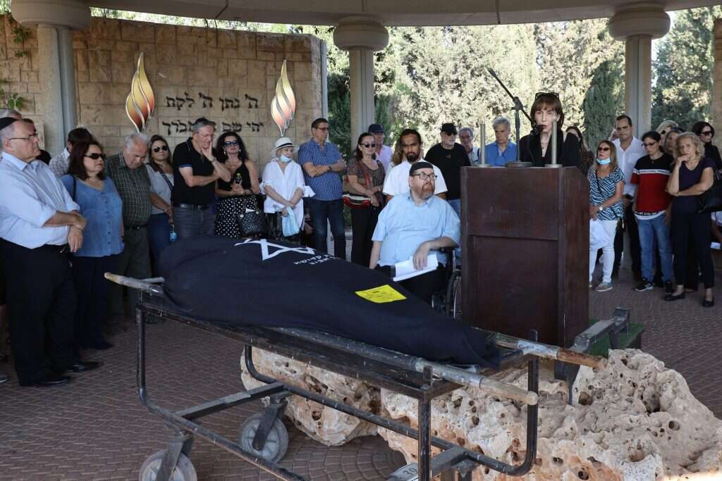 הלוויתה של שולמית לבנת, ביום רביעי. | קוקו