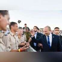 ראש הממשלה נפתלי בנט עם חניכי קורס הטיס של חיל האוויר, ביום חמישי. | יוסי זליגר