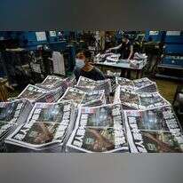 הדפסת המהדורה האחרונה של "אפל דיילי". | AFP