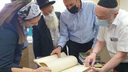 השר מתן כהנא בסיור בהנהלת בתי הדין הרבניים השר מתן כהנא בסיור בהנהלת בתי הדין הרבניים