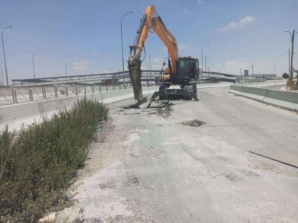 עבודות סלילת שיקוע קלנדיה. | דוברות בנימין