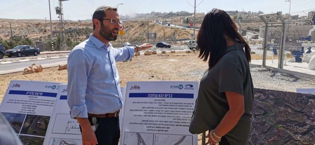 ישראל גנץ, ראש מועצת בנימין יחד עם שרת התחבורה לשעבר מירי רגב, כשהוא מציג את תוכניות שיקוע קלנדיה ושאר דברים מול השרה לשעבר רגב, בכירי משרד התחבורה, קמ"ט תחבורה במנהל האזרחי וחברת מוריה. | דוברות בנימין