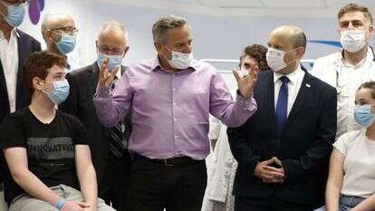 שר הבריאות ניצן הורוביץ וראש הממשלה נפתלי בנט. | EPA