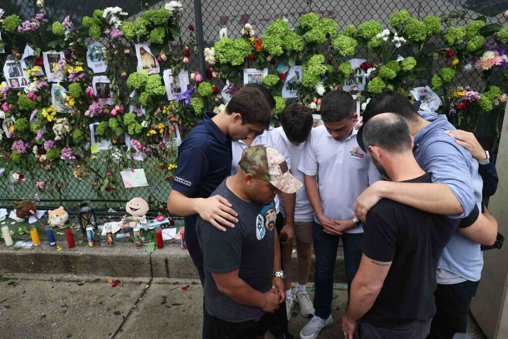 חברי הנעדרים בבניין שקרס במיאמי מסרבים להאמין. | AFP