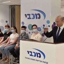 ראש הממשלה בנט במתחם חיסונים. | קובי גדעון /לע"מ