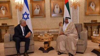 שר החוץ יאיר לפיד יחד עם השר לעניינים כלכליים במשרד החוץ האמירתי אחמד אל סייג באיחוד האמירויות. | שלומי אמסלם, לע״מ שר החוץ יאיר לפיד יחד עם השר לעניינים כלכליים במשרד החוץ האמירתי אחמד אל סייג באיחוד האמירויות. | שלומי אמסלם, לע״מ