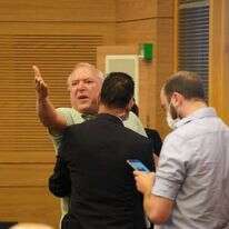 דוד אמסלם מוצא מהדיון. | דוברות הכנסת