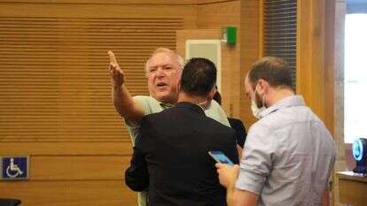 דוד אמסלם מוצא מהדיון. | דוברות הכנסת