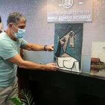 הציורים שנמצאו מוצגים במסיבת עיתונאים באתונה. | EPA