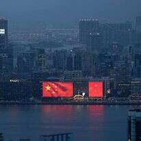 דגל סין מתנוסס על מבנה בהונג-קונג. | EPA