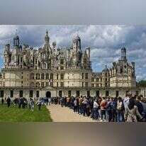 תיירים ממינים בתור לטירת שאמבור, צרפת. | AFP