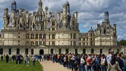 תיירים ממינים בתור לטירת שאמבור, צרפת. | AFP תיירים ממינים בתור לטירת שאמבור, צרפת. | AFP