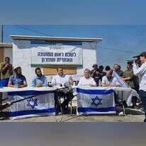 חברי אביתר עם ראש מועצת שומרון יוסי דגן. | רועי חדי