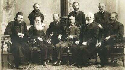 אצולת התרבות העברית באודסה. עומדים (מימין לשמאל): ביאליק, קלוזנר, א"מ ברכיהו; יושבים: לוינסקי, מנדלי מוכר ספרים, אחד־העם, רבניצקי, ליליינבלום ורב־צעיר. | באדיבות ארכיון בית ביאליק