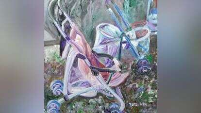 אפשר להבין את מניעיה של נוטשת התינוקת, אבל היא נותרת ממוסכת מבחינה רגשית. דינה לוזון זייפר, עגלת תינוק ישנה, אקריליק, 2017