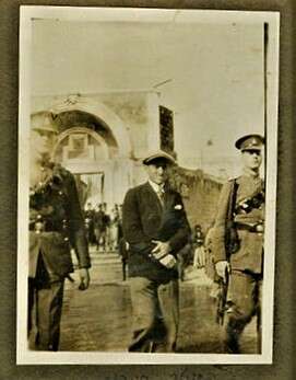 חינקיס מובל למעצר, 1929. | באדיבות קדם בית מכירות פומביות.