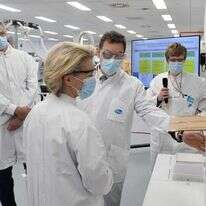 אחד מהמועמדים לפרס, מנכ"ל פייזר אלברט בורלא בביקור במפעל פייזר. | AFP