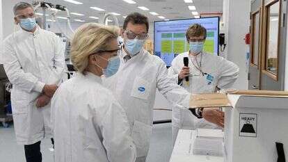 אחד מהמועמדים לפרס, מנכ"ל פייזר אלברט בורלא בביקור במפעל פייזר. | AFP