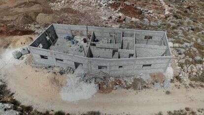 המבנה שפלש לאתר הארכיאולוגי בשומרון. | תנועת רגבים המבנה שפלש לאתר הארכיאולוגי בשומרון. | תנועת רגבים