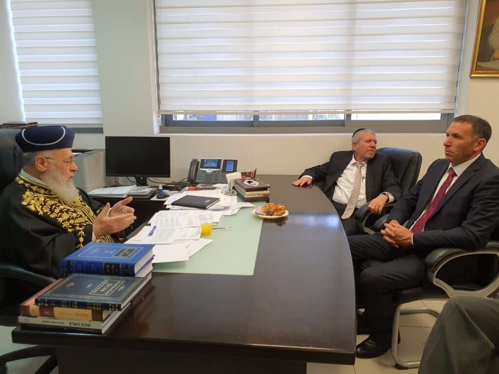 השר מתן כהנא בפגישה עם הרב הראשי יצחק יוסף, למחרת השבעת הממשלה