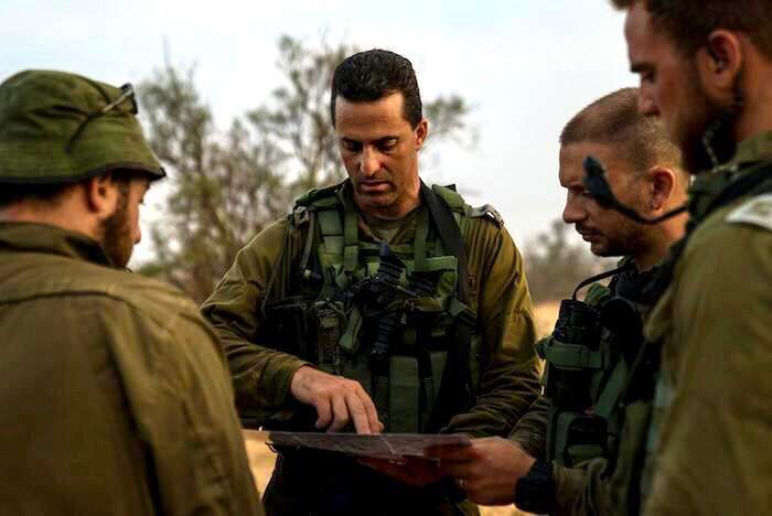 אל"מ אוליאל עם חייליו בגולן . | דובר צה"ל