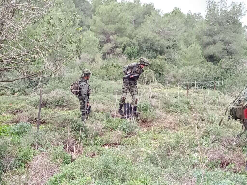 חיילים בשטח של אלי בראון. | אלי בראון חיילים בשטח של אלי בראון. | אלי בראון