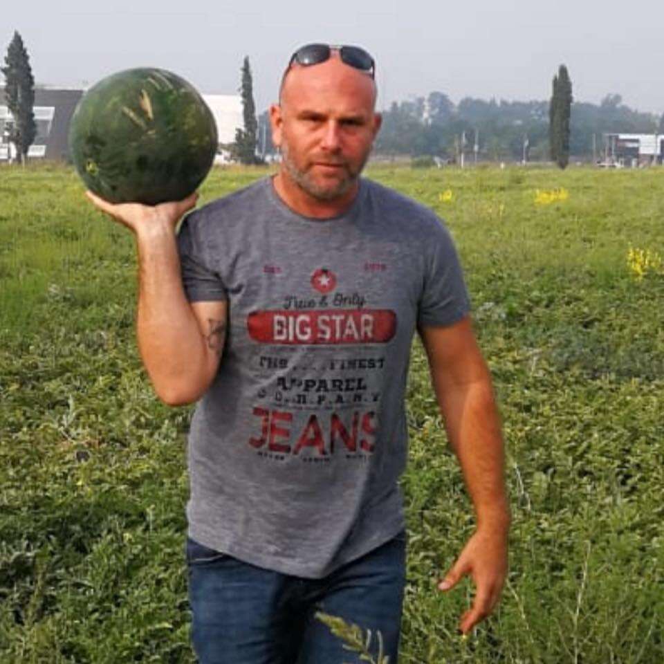 פותחים אבטיח, רואים שהוא לא מתוק, שוברים אחר. דרור בלבן ואבטיח מבוקע במקשה שלו. | באדיבות המצולם פותחים אבטיח, רואים שהוא לא מתוק, שוברים אחר. דרור בלבן ואבטיח מבוקע במקשה שלו. | באדיבות המצולם