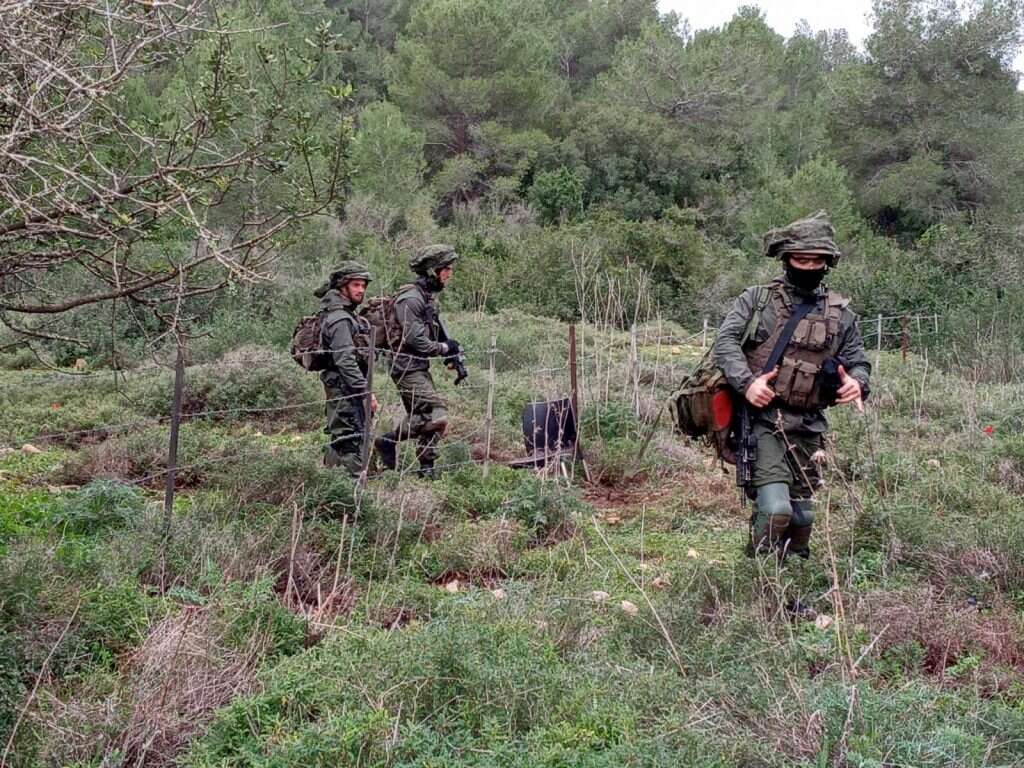 חיילים בשטח של אלי בראון. | אלי בראון חיילים בשטח של אלי בראון. | אלי בראון