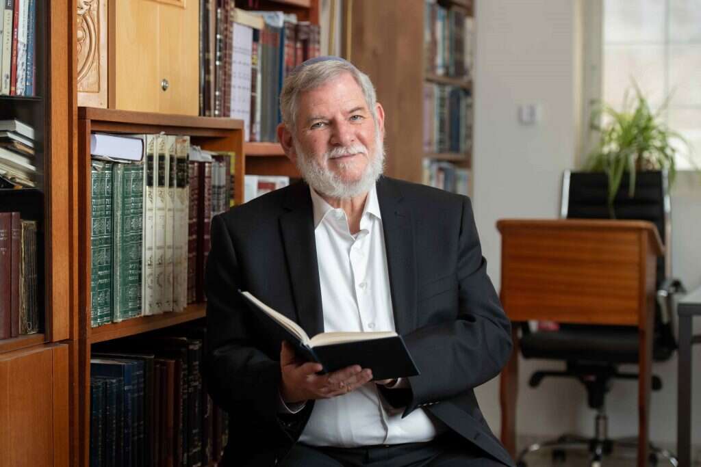 חלק מהגדרות תפקיד הרב הוא להנכיח את הקב"ה ולהביא אותו אל השווקים והרחובות. הרב גיסר. | שריה דיאמנט