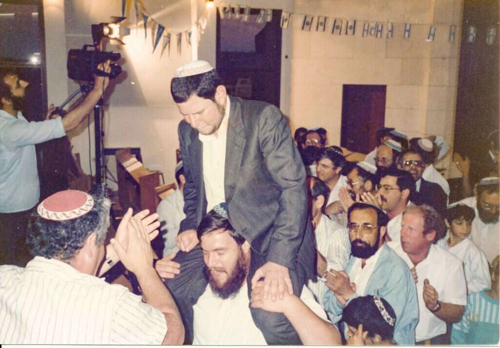 מאה הצביעו בעד המינוי של ראש המדרשה הצעיר, שניים היו נגד. מעמד ההכתרה של הרב גיסר. | חגי סגל