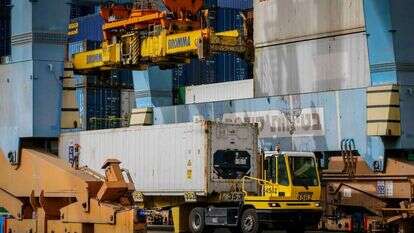 זינוק עולמי במחירי ההובלה הימית . נמל אשדוד. | פלאש 90