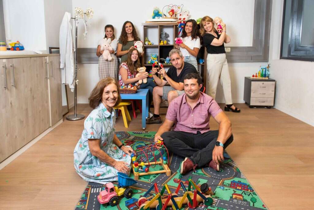 סביבת המחקר מותאמת כולה לתינוקות. פרופ' רוני גבע (יושבת מלפנים) וחברי המעבדה בבר־אילן אור ליפשיץ, אור בורשטיין וג'סיקה ירמולובסקי (עומדת שנייה משמאל) | אביטל הירש