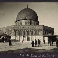 ניצבים במרכז התמונה: הגנרל אלנבי, כובש ירושלים מידי הטורקים והנסיך הבריטי ארתור, דוכס קונוט וסטראת'רן, 22.5.1918. | ספריית הקונגרס האמריקני