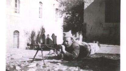 אברהם מיכאל קירשנבוים עם המקלע. | באדיבות אלידע בר־שאול