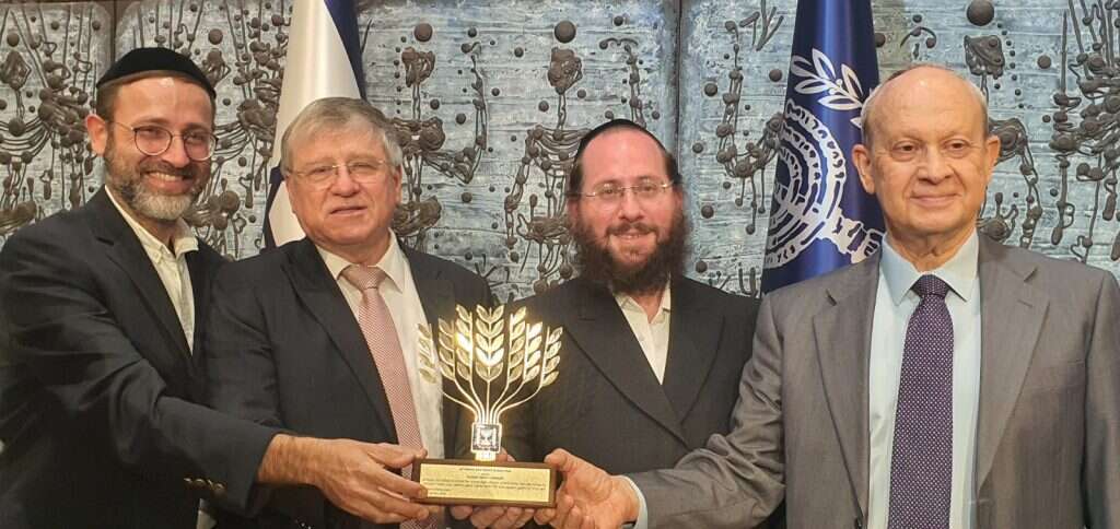 ראשי וועד הידידים של רפואה ושמחה. מימין לשמאל: רו"ח שמעון הייבלום ורו"ח ראובן שיף, הרב ישראל צ'ישינסקי ומאיר קווין