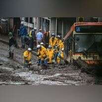 עובדי הצלה מחפשים ניצולים ממפולת הבוץ ביפן. | AFP