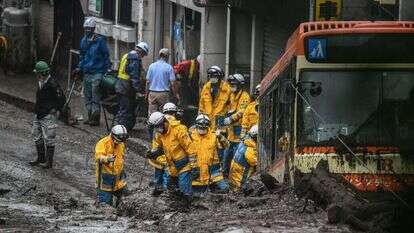 עובדי הצלה מחפשים ניצולים ממפולת הבוץ ביפן. | AFP