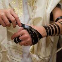 הנחת תפילין. אילוסטרציה. | שאטרסטוק הנחת תפילין. אילוסטרציה. | שאטרסטוק