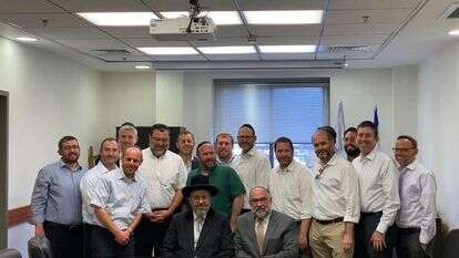 הרב לאו בפגישה עם הרבנים הראשיים. | דוברות הרבנות הראשית