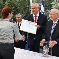 הענקת הפרס לזוכים. | אריאל חרמוני, משרד הביטחון ודובר צה"ל