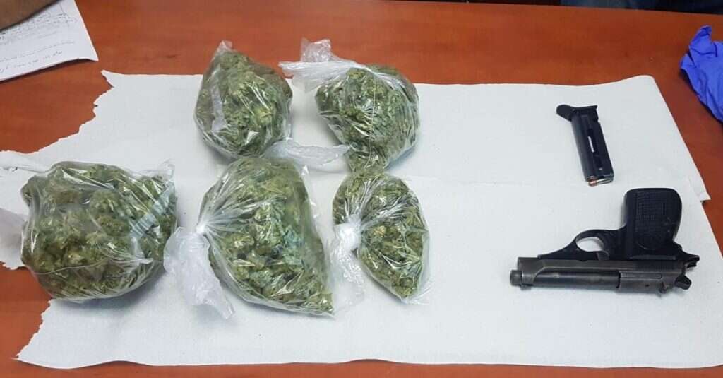 הסמים והנשק שהמשטרה תפסה. | משטרת ישראל הסמים והנשק שהמשטרה תפסה. | משטרת ישראל