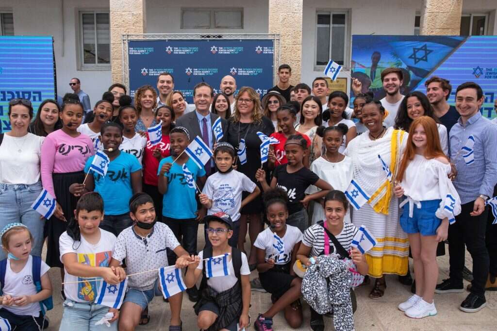 הנשיא הנבחר יצחק הרצוג והמנכ״לית של הסוכנות היהודית אמירה אהרונוביץ עם ילדי העולים באירוע הפרידה של הסוכנות היהודית מיצחק הרצוג. | אוליביה פיטוסי עבור הסוכנות היהודית הנשיא הנבחר יצחק הרצוג והמנכ״לית של הסוכנות היהודית אמירה אהרונוביץ עם ילדי העולים באירוע הפרידה של הסוכנות היהודית מיצחק הרצוג. | אוליביה פיטוסי עבור הסוכנות היהודית