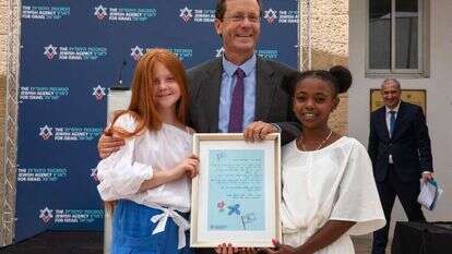 מטאדל שעלתה מאתיופיה ואוליאנה שעלתה מאוקראינה מעניקות לנשיא הנבחר יצחק הרצוג טיפים לקראת המעבר לבית הנשיא, באירוע הפרידה שערכה לו היום הסוכנות היהודית. | אוליביה פיטוסי עבור הסוכנות היהודית מטאדל שעלתה מאתיופיה ואוליאנה שעלתה מאוקראינה מעניקות לנשיא הנבחר יצחק הרצוג טיפים לקראת המעבר לבית הנשיא, באירוע הפרידה שערכה לו היום הסוכנות היהודית. | אוליביה פיטוסי עבור הסוכנות היהודית
