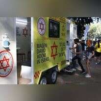 ניידת חיסונים של מד"א במבצע זריקות לבני נוער. | AFP