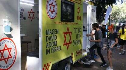 ניידת חיסונים של מד"א במבצע זריקות לבני נוער. | AFP