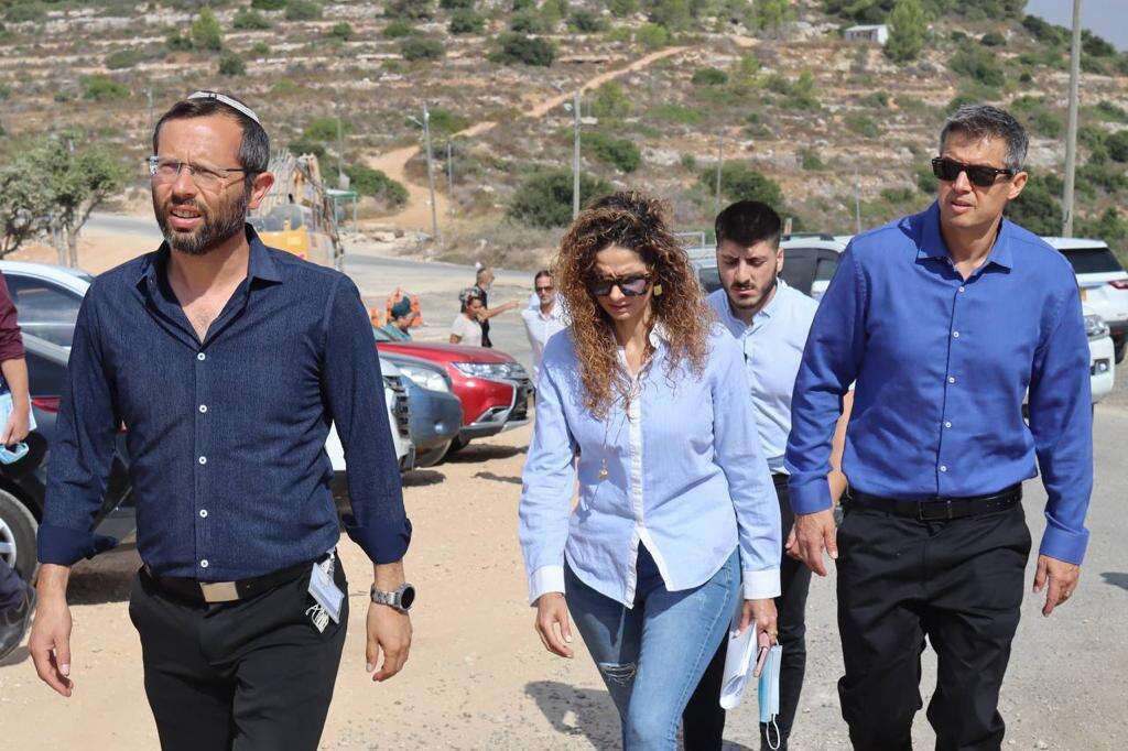 שר התקשורת יועז הנדל עם ישראל גנץ, ראש המועצה האזורית בנימין