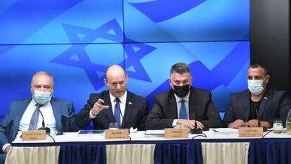 גדעון סער, נפתלי בנט, אביגדור ליברמן, אביר קארה. | קובי גדעון לע"מ