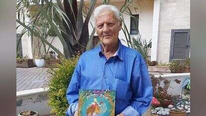 עודד אלון עם הספר החדש. | טליה בן סבו