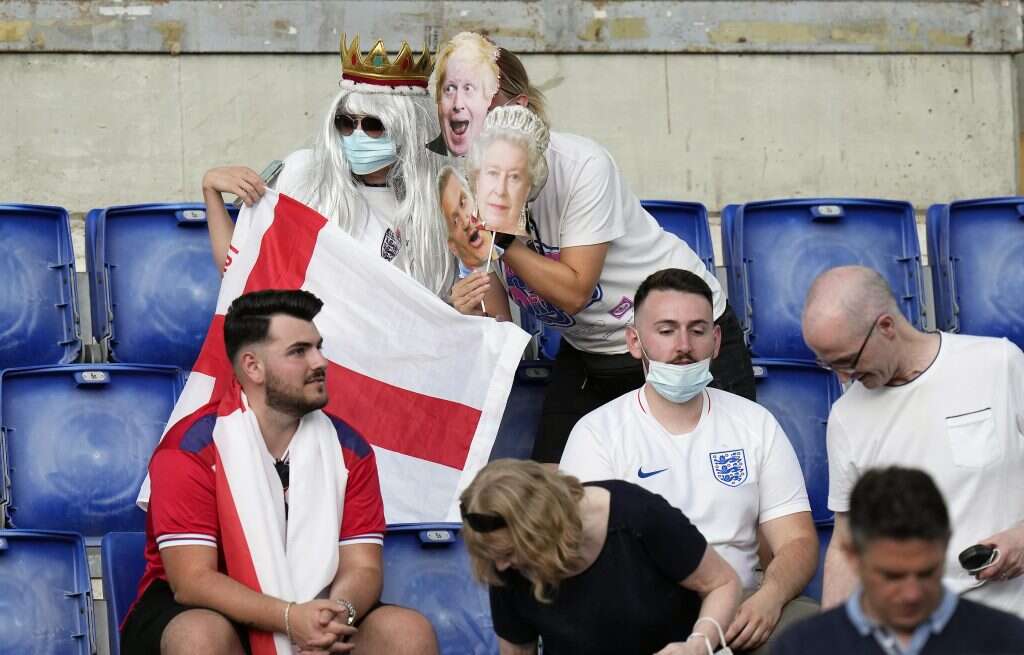 אוהדים בריטים במשחק ביורו. | EPA