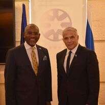 שר החוץ לפיד יחד עם יו"ר המשלחת גרגורי מיקס במשרד החוץ הישראל. | משרד החוץ